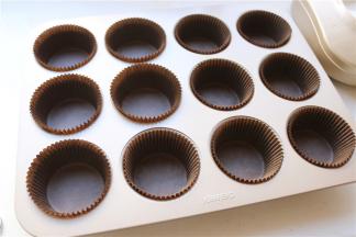 学厨的12连蛋糕模，放入黑色2号纸杯。
