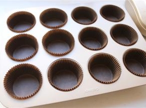 学厨的12连蛋糕模，放入黑色2号纸杯。