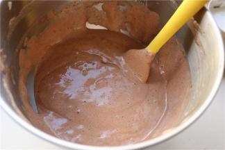 再次翻拌均匀，拌好的蛋糕糊是有光泽的，会稀一点，可以流动，但没有大泡。