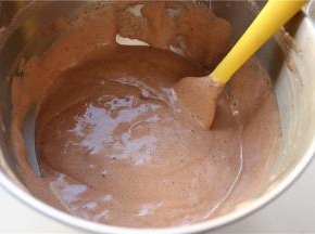 再次翻拌均匀，拌好的蛋糕糊是有光泽的，会稀一点，可以流动，但没有大泡。