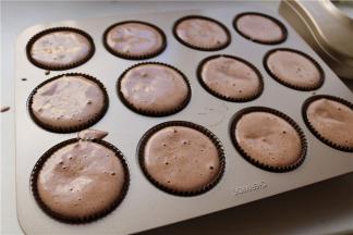 装入蛋糕糊，12个装的有点满，14个应该最好。