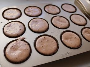 装入蛋糕糊，12个装的有点满，14个应该最好。