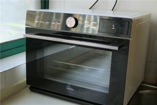 送入提前预热好的美的蒸烤箱，180度烤20分钟。