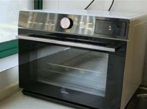 送入提前预热好的美的蒸烤箱，180度烤20分钟。