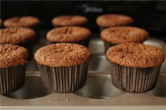 烤好的蛋糕拿出来晾凉。