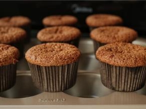 烤好的蛋糕拿出来晾凉。