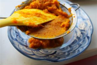 接下来做南瓜乳酪霜。南瓜去皮去籽，切小块，用微波炉高火打3分钟，然后用刮刀在筛网上按着过筛两次，得到细腻的南瓜泥，如果是蒸熟的，需要把水分炒的干一些再用。