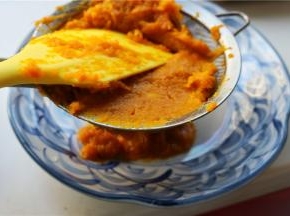 接下来做南瓜乳酪霜。南瓜去皮去籽，切小块，用微波炉高火打3分钟，然后用刮刀在筛网上按着过筛两次，得到细腻的南瓜泥，如果是蒸熟的，需要把水分炒的干一些再用。