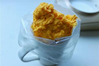 奶油奶酪和糖粉一起打发到细腻润滑，加入南瓜泥继续打发至均匀，再把黄油打发到羽毛状，然后打发到完全混合均匀就做好了。我这个南瓜泥有点湿，导致南瓜乳酪霜有点不够坚挺。做好的南瓜乳酪霜装入裱花袋待用。