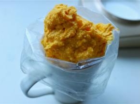 奶油奶酪和糖粉一起打发到细腻润滑，加入南瓜泥继续打发至均匀，再把黄油打发到羽毛状，然后打发到完全混合均匀就做好了。我这个南瓜泥有点湿，导致南瓜乳酪霜有点不够坚挺。做好的南瓜乳酪霜装入裱花袋待用。