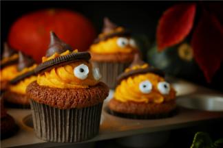 装饰上眼球糖，万圣节搞怪蛋糕就做好了。