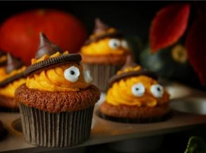 装饰上眼球糖，万圣节搞怪蛋糕就做好了。