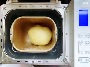 将所有的食材放进面包桶里，用筷子搅至无干粉状态，这样可以防止面包机搅拌的时候面粉飞溅出来，然后启动面包机揉成光滑且具有延展性的面团。