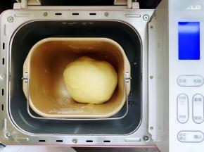 将所有的食材放进面包桶里，用筷子搅至无干粉状态，这样可以防止面包机搅拌的时候面粉飞溅出来，然后启动面包机揉成光滑且具有延展性的面团。