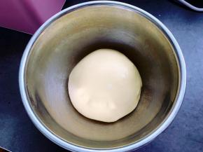 将揉好的面团放入不锈钢盆子里，盖上保鲜膜，放入冰箱冷藏发酵，发酵温度建议在5-6度左右。