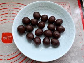 趁面团松弛的时候，将豆沙馅分成15克一个。