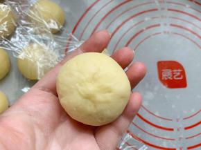 收口捏紧，如果收口不紧，烤的时候很容易漏馅。