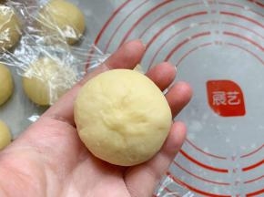 收口捏紧，如果收口不紧，烤的时候很容易漏馅。