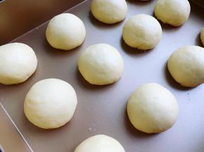 依次将所有的面团包好豆沙馅，然后放在温度28-30度的环境下醒发20分钟左右。