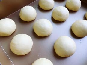 依次将所有的面团包好豆沙馅，然后放在温度28-30度的环境下醒发20分钟左右。