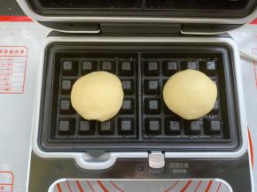 面胚快醒发好的时候开始预热华夫饼机，预热好后将面胚放入华夫饼机。