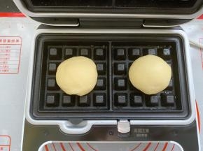 面胚快醒发好的时候开始预热华夫饼机，预热好后将面胚放入华夫饼机。