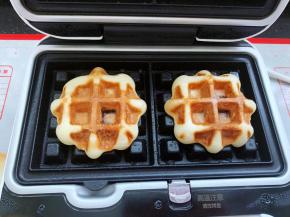 盖上盖子，约2分钟后可以闻到饼香味的时候打开盖子观察，颜色金黄即可取出。