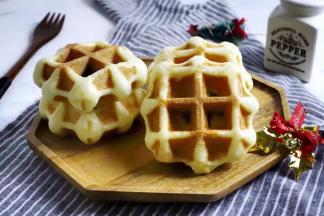 出炉后放在晾网上冷却，凉透后密封保存，香甜松软的华夫饼就做好了。