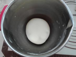 将主面团所有食材用料全部混合，揉成光滑的面团，盖好保鲜膜进行室温发酵30分钟。