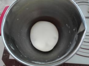 将主面团所有食材用料全部混合，揉成光滑的面团，盖好保鲜膜进行室温发酵30分钟。