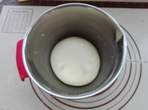 发酵好的面团，拉开面团，内部呈现均匀的蜂窝状态。