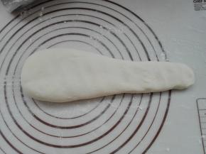 将发酵好的面团取出，在案板上揉一下，将发酵时所产生的气体揉出去，然后将面团整理出一个大水滴形状