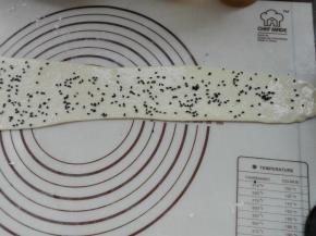 在其抹均匀食用油的面片上，撒适量的盐涂抹均匀，再均匀的撒上黑芝麻，最后在上面均匀的撒上一层干面粉