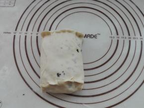 全部折叠卷好后，将其收口处包裹好捏紧收口