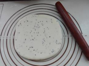 稍做整理，用擀面杖将其轻轻擀压一下