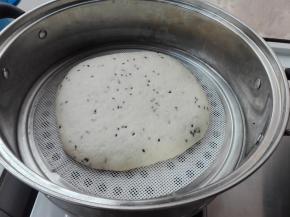 直接放入提前装好冷水的蒸锅中盖好盖子进行醒发20分钟。