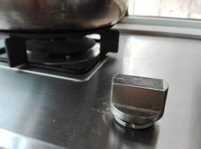 锅中开大火将其烧开后，转中火烧至18分钟，最后关火焖5分钟
