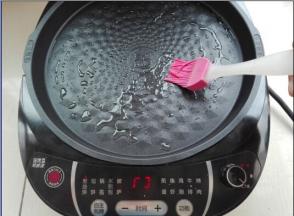 准备电饼铛，底盘刷层食用油，选择葱油饼功能，设置上下火，进行预热