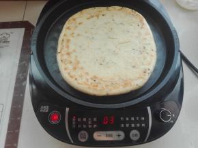 预热好后，开始进行烙制，将前面我们蒸好的大饼，放入电饼铛中，烙制时间显示为3时，打开盖子，进行翻面，将另一面继续烙制。