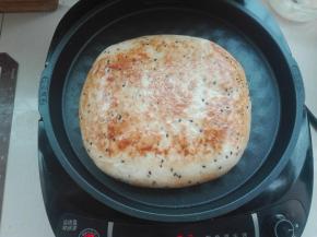 将两面烙制成金黄色即可