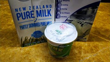 材料
加入淡奶油的会没那么酸而奶香味更浓，减肥的就免放了哈；
所有容器都要用热水或放入水里消毒晾凉备用