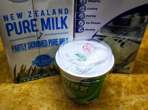 材料
加入淡奶油的会没那么酸而奶香味更浓，减肥的就免放了哈；
所有容器都要用热水或放入水里消毒晾凉备用