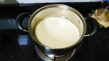 锅里倒入牛奶、淡奶油、糖