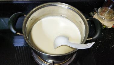 用干净无水无油的汤勺或筷子搅拌均匀到糖融化后关火晾凉（用小火）