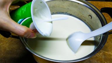 晾凉到40度以下（可滴点牛奶在手背上，不烫手温温的）加入一杯酸奶拌一分钟拌均匀。