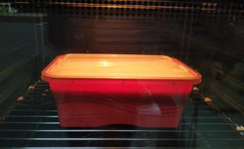 盖上盖子，放入烤箱按发酵功能3小时再放到早上起床后拿出，（我是晚上8点放入，早上7点拿出的）