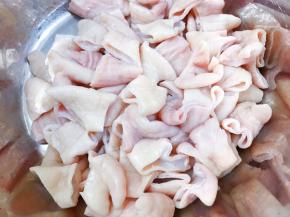 肥肠用面粉，盐里里外外搓洗干净，去除内里的肥油，焯水后切段