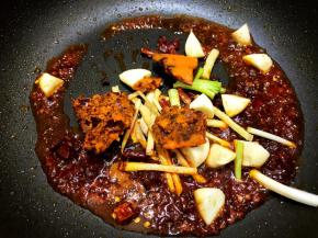 加入火锅底料，姜葱蒜，辣椒，花椒翻炒片刻