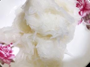 捞出萝卜丝挤干水份