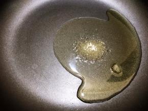 锅里加入植物油和白糖，小火炒糖色